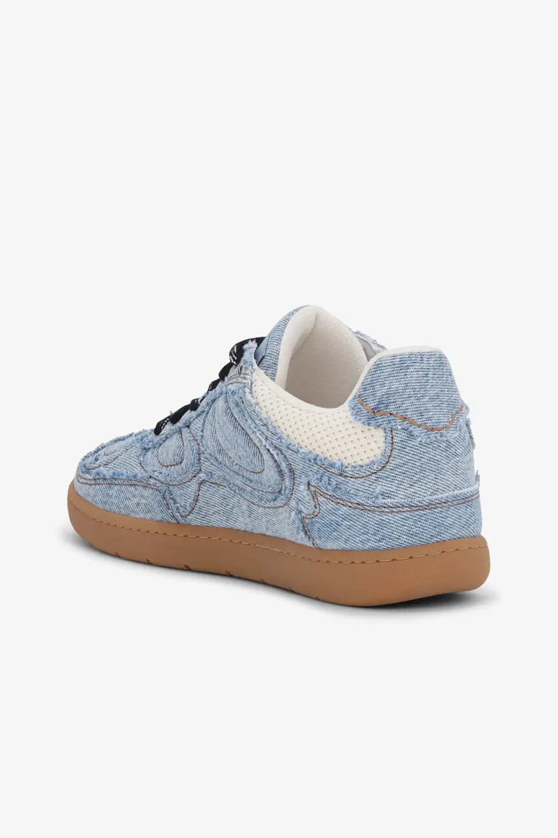 08 Denim sneakers met onafgewerkte randen 08 Denim sneakers met onafgewerkte randen
