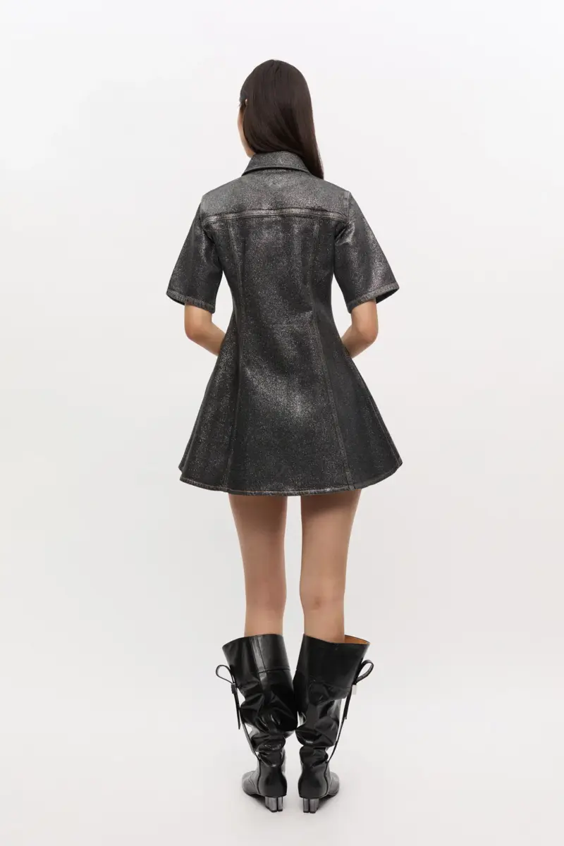 Glanzende mini-jurk van foliedenim