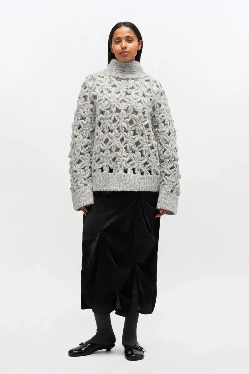 Grijze gebreide trui met bloemenmotief