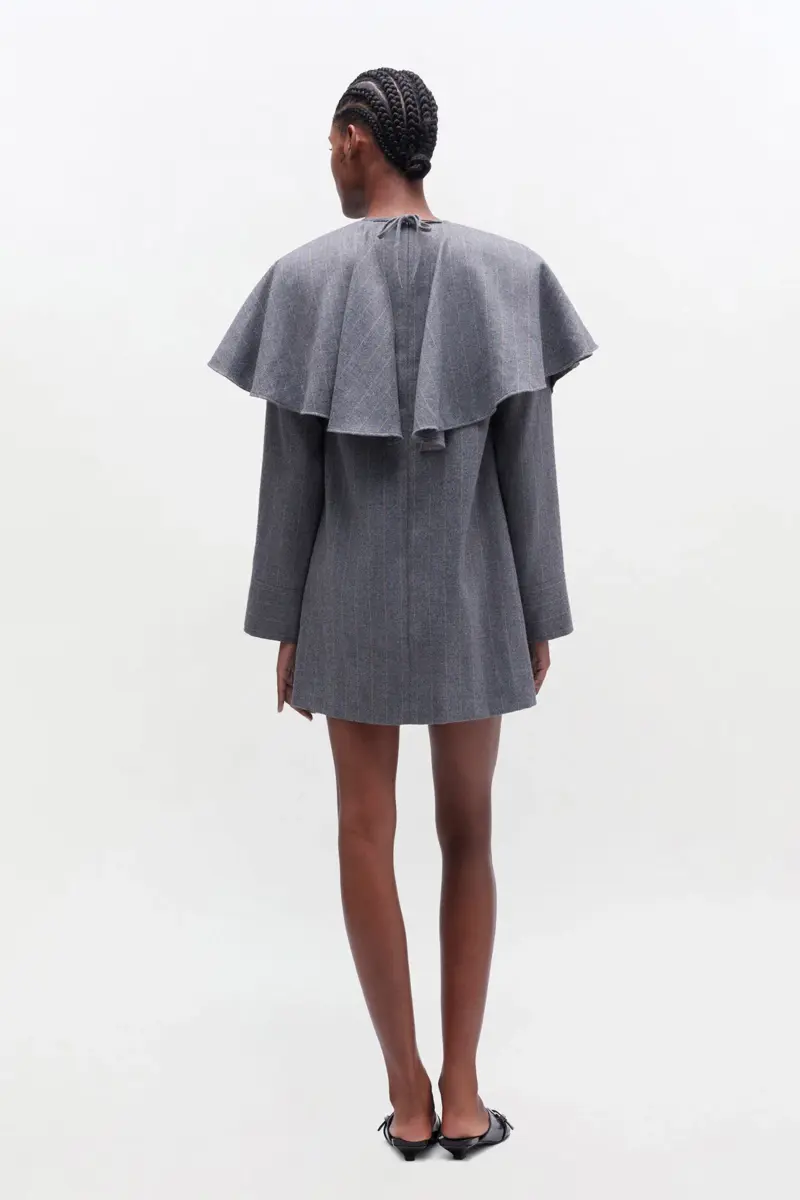 Grijze jurk met ronde kraag en strepen