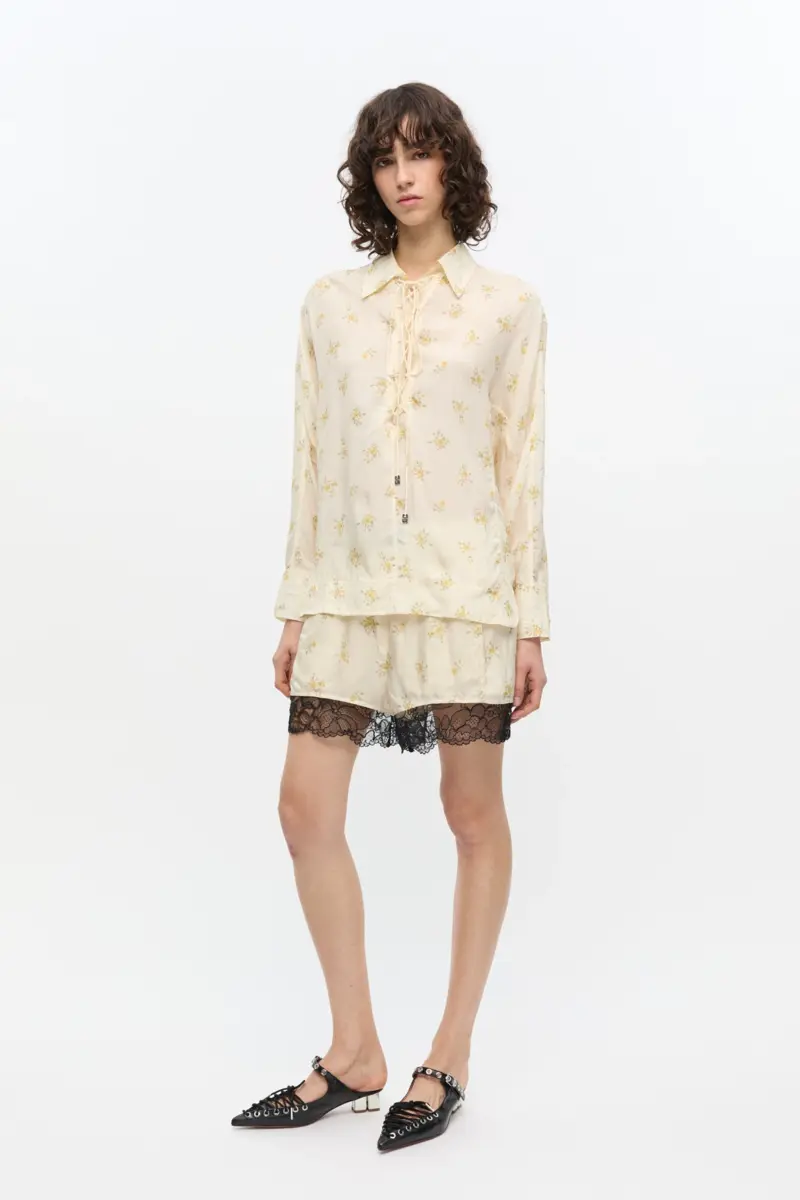 Ivoorwitte bloemenshort