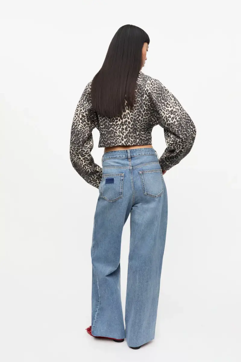 Korte jas met luipaardprint en gebogen mouwen Korte jas met luipaardprint en gebogen mouwen