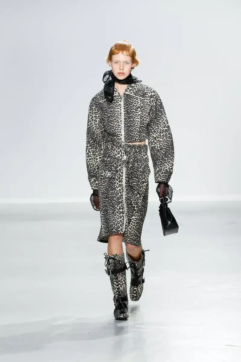 Korte jas met luipaardprint en gebogen mouwen Korte jas met luipaardprint en gebogen mouwen