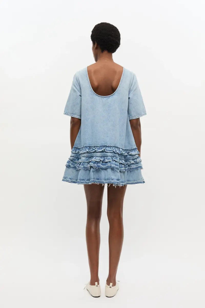 Lichtblauwe denim mini-jurk met ruches