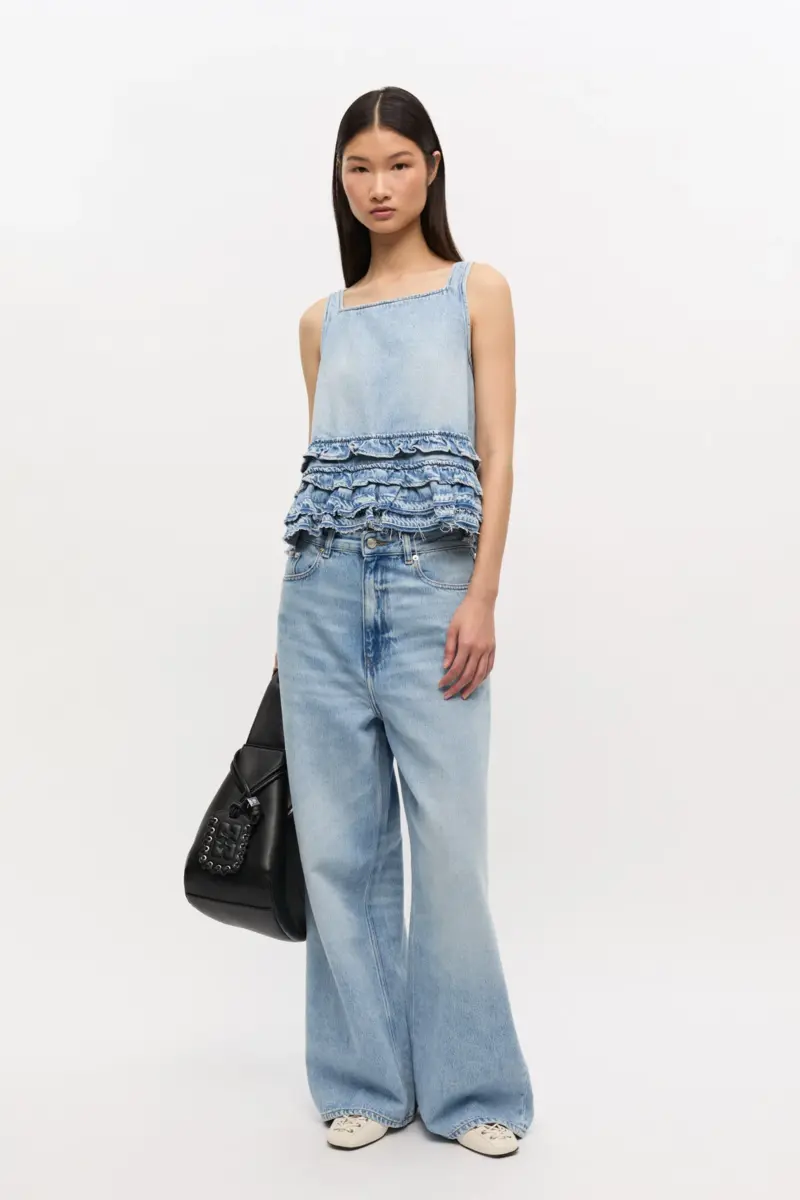 lichtblauwe denim top met ruches 1 - Lichtblauwe denim top met ruches
