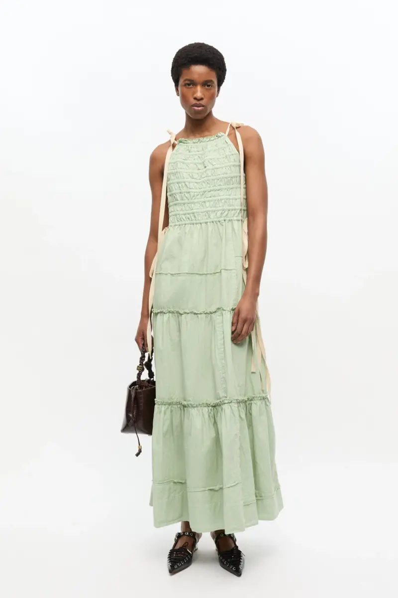 Lichtgroene gesmokte jurk met laagjes