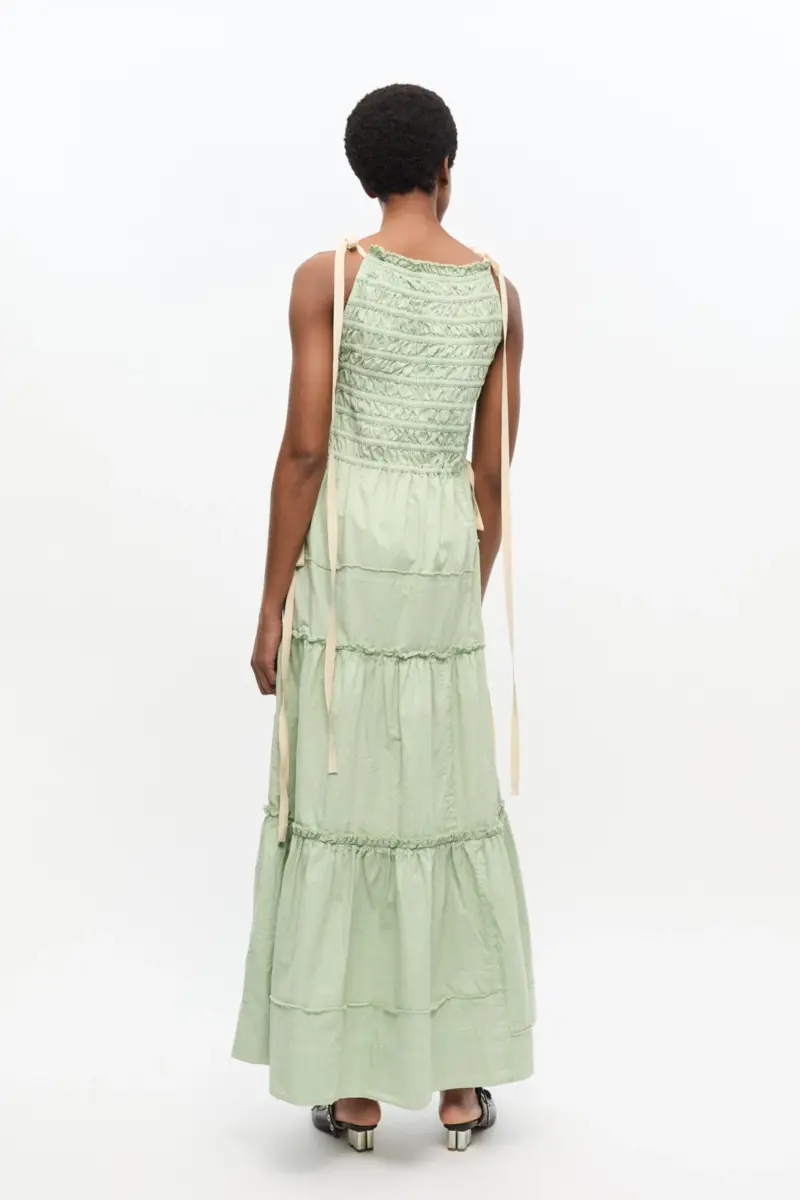 Lichtgroene gesmokte jurk met laagjes