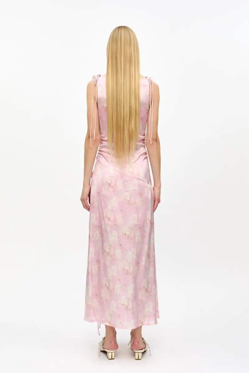 Roze satijnen jurk met print en plooien