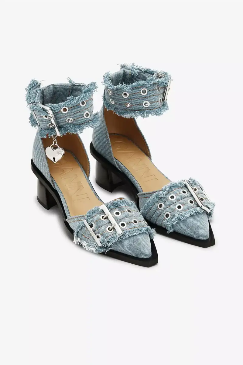 Vrouwelijke pumps met gesp en open teen in blauw denim