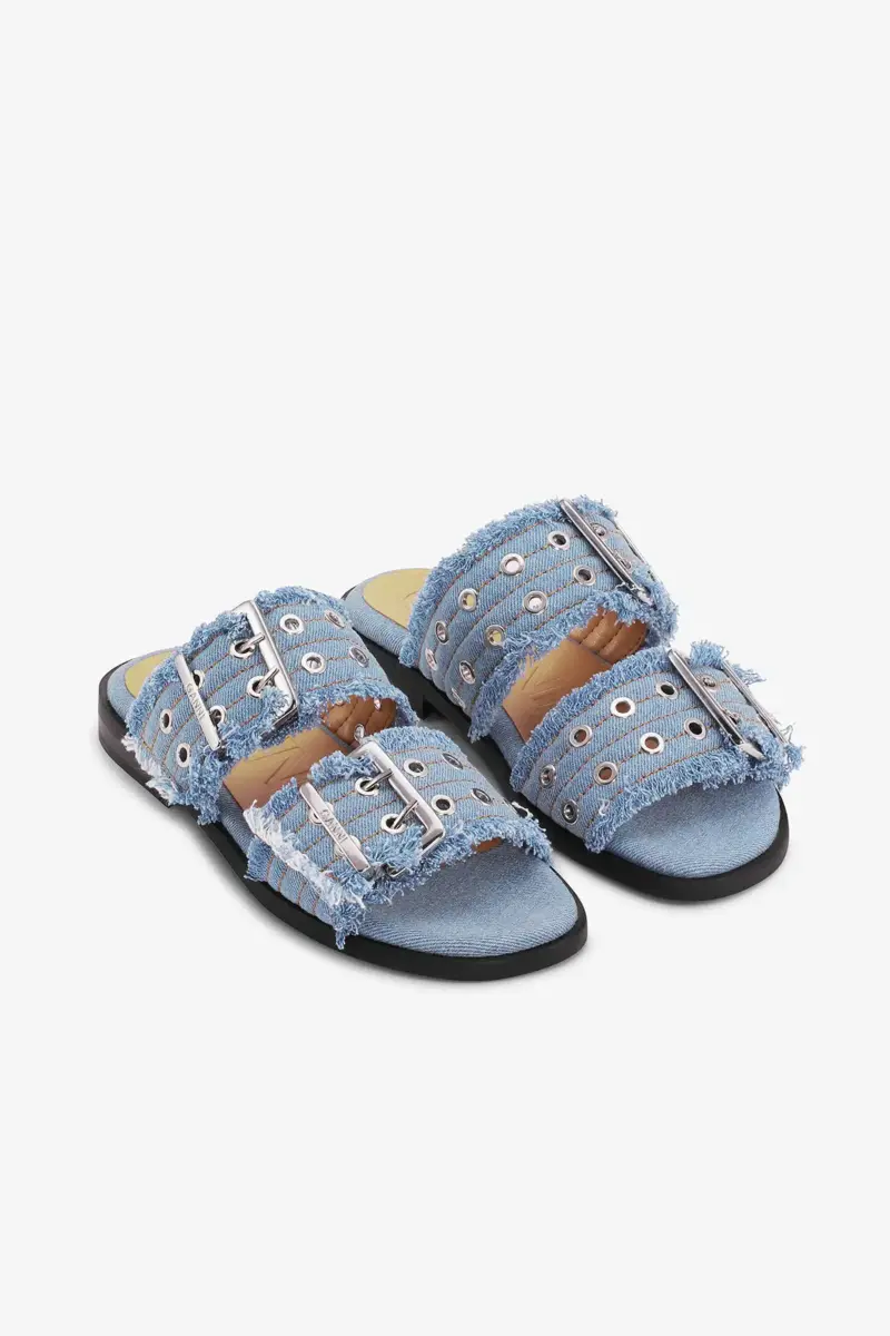 Vrouwelijke sandalen met gesp en twee bandjes in blauw denim Vrouwelijke sandalen met gesp en twee bandjes in blauw denim
