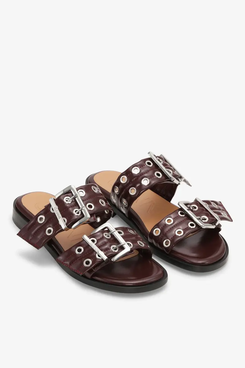 Vrouwelijke sandalen met gesp en twee bandjes in bordeauxrood