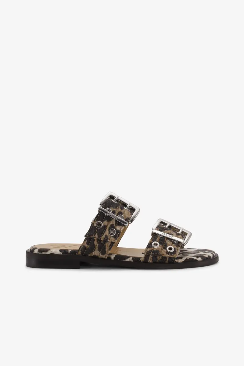Vrouwelijke sandalen met gesp en twee bandjes in luipaardprint denim