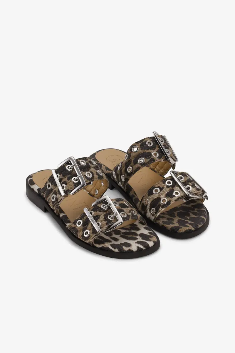Vrouwelijke sandalen met gesp en twee bandjes in luipaardprint denim
