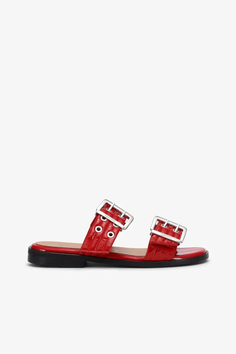 Vrouwelijke sandalen met gesp en twee bandjes in rood Vrouwelijke sandalen met gesp en twee bandjes in rood