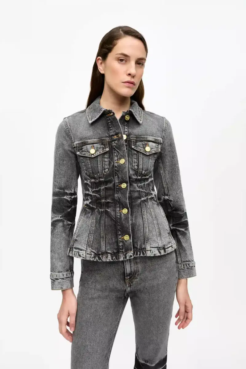 Zwart gewassen spijkerjasje