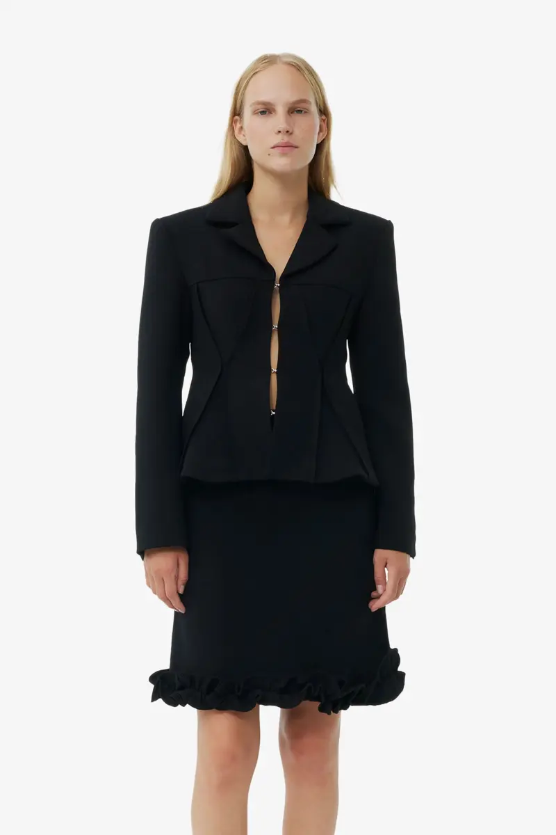 Zwarte getailleerde blazer van gebonden crêpe