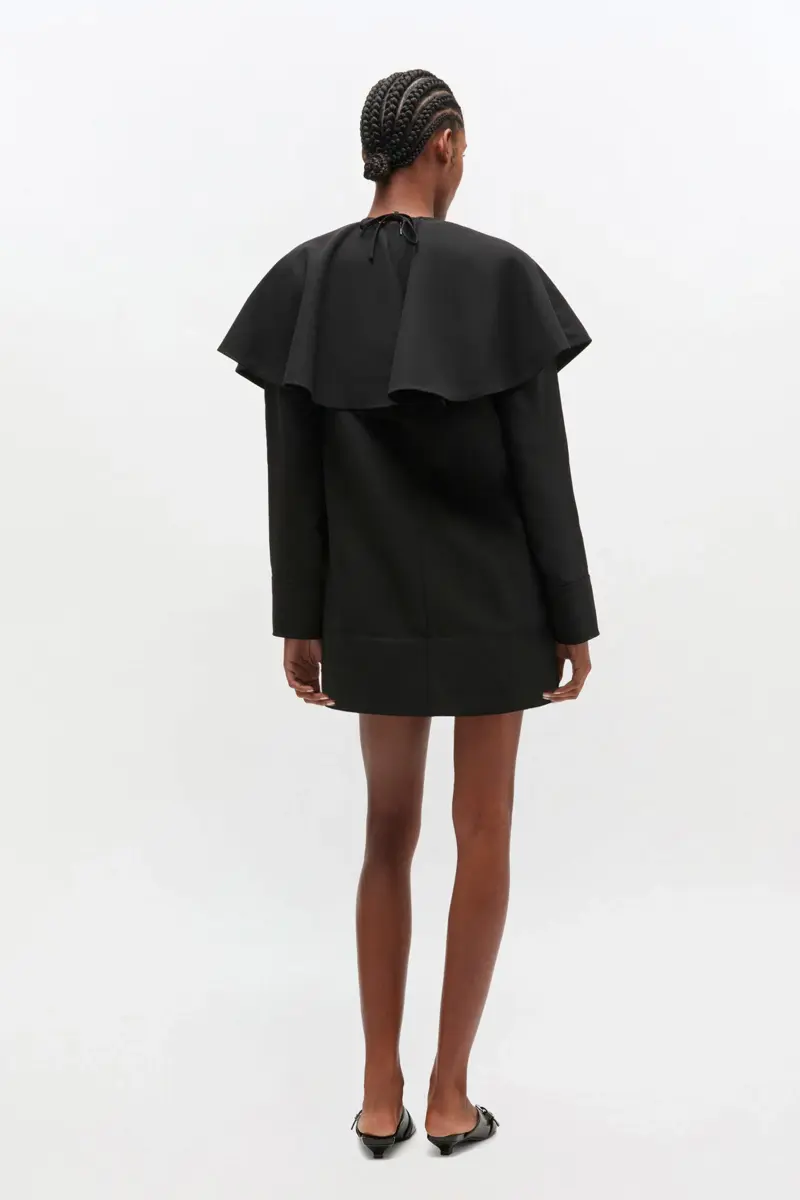 Zwarte jurk met ronde kraag