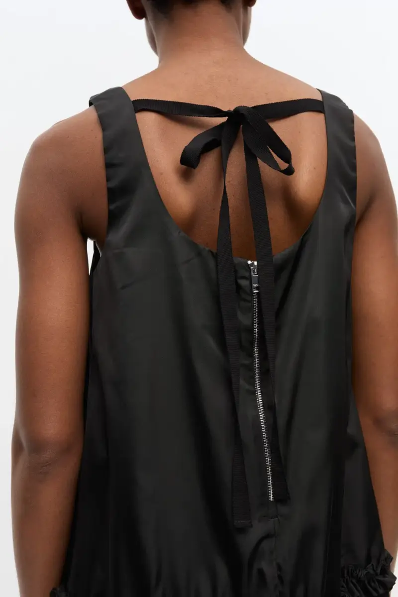 Zwarte mini-jurk van duchesse nylon Zwarte mini-jurk van duchesse nylon