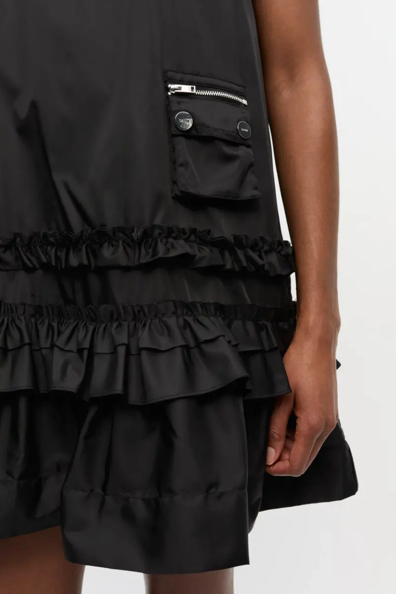 Zwarte mini-jurk van duchesse nylon Zwarte mini-jurk van duchesse nylon