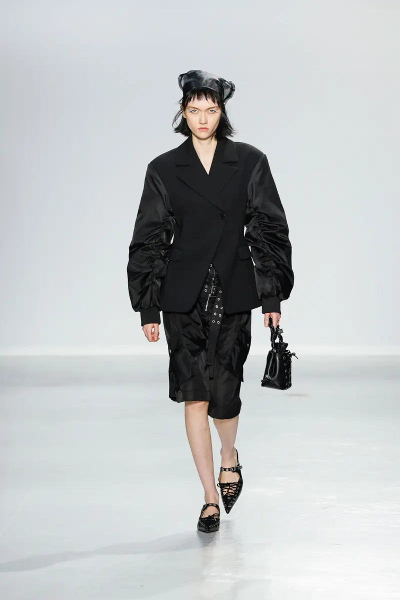 Zwarte nylon short met zakken Zwarte nylon short met zakken