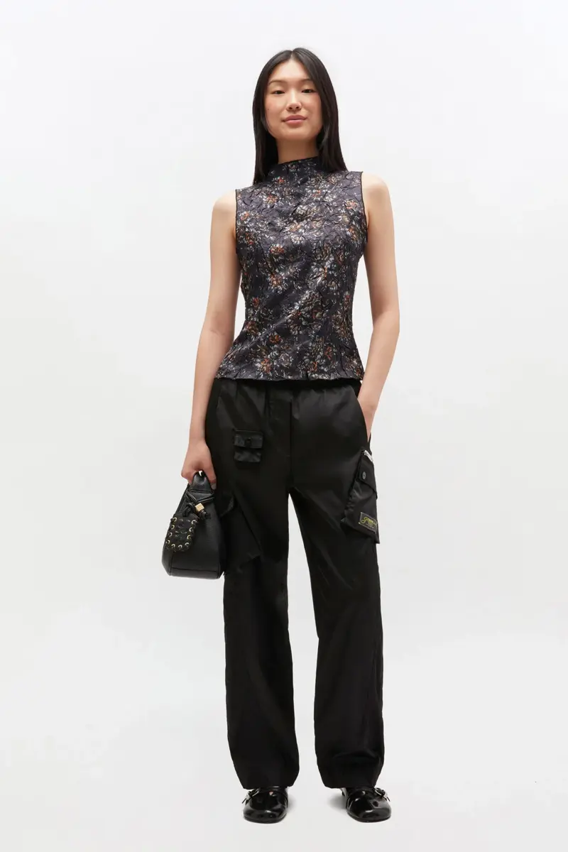 Zwarte top met hoge kraag en bloemenprint